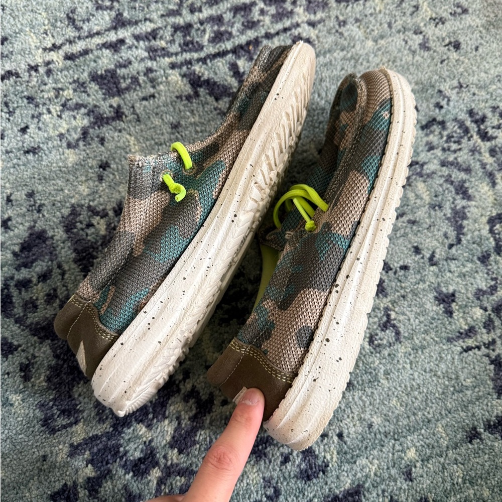 Youth Boys Hey Dudes Camo Green and Tan Print Slip On Shoes Size Y5-L6 - Picture 7 of 8